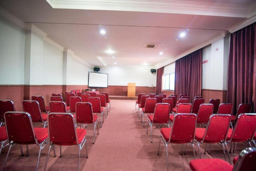 Halim Hotel Tanjung Pinang Exterior foto