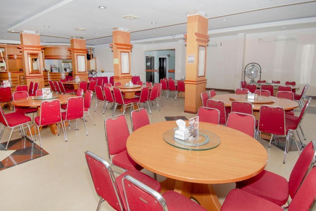 Halim Hotel Tanjung Pinang Exterior foto