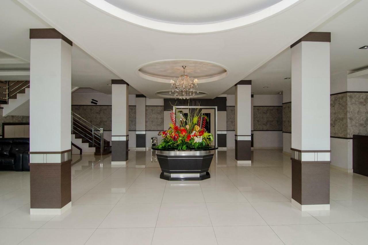Halim Hotel Tanjung Pinang Exterior foto